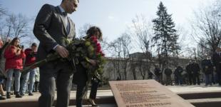 Возле посольства РФ в Киеве открыли сквер имени Бориса Немцова