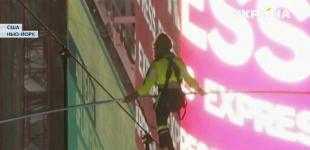 Трюки на высоте 25 этажа: в Нью-Йорке пара акробатов выступила прямо над Таймс-Сквер