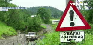 На Прикарпатье мост у горного села не выдержал натиск стихии