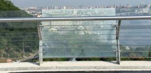 Новые трещины на стеклянном мосту в Киеве: стало известно, когда заменят поврежденные перила