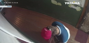 В Сумах разыскивают хулигана, который портит дверь квартиры в многоэтажке