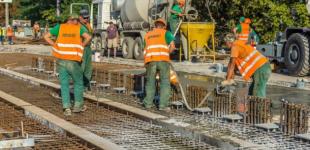 Безработных украинцев отправят класть плитку и ремонтировать дороги: насколько реален план Кабмина