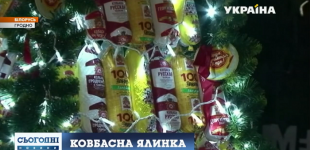 Елка из колбасы и игрушки с таблетками внутри: в Беларуси открылся необычный новогодний городок