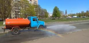 Ситуация с воздухом в Киеве улучшилась, но дорожники продолжают мыть улицы