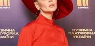 Алина Гросу показала total red образ на церемонии «Музыкальная платформа»