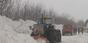2-метрові замети снігу відрізали від цивілізації десятки сіл у Карпатах, як виживають місцеві жителі?