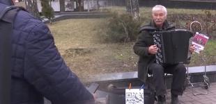 Щоб не обікрали: вуличний музикант-пенсіонер приймає електронні гроші