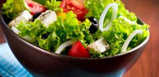 Дієтологиня у «Ранку з Україною» розповіла, як правильно вживати салати з сезонних овочів