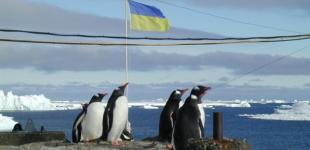 Українських полярників засипає снігом попри пізню весну