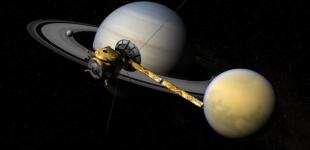 Ученые заметили свежий лед на северном полюсе спутника Сатурна