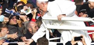 Папа Римский извинился за то, что ударил схватившую его за руку женщину