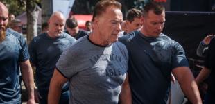 На Шварценеггера напали в Африке