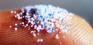 Ученые придумали, как удалить микропластик из воды с помощью бактерий