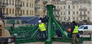 На Софийской площади начали устанавливать новогоднюю елку