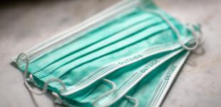 Требование носить маски в закрытых помещениях останется еще надолго - главный санврач