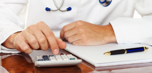 Украинским медикам обещают с сентября повысить зарплату