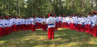 Хасиды оделись казаками и спели Гимн Украины на границе