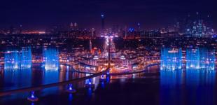 Крупнейший в мире фонтан в Дубае бьет вверх на 105 метров