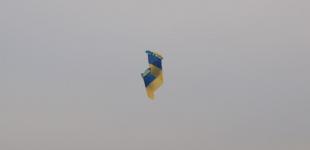 В Крым запустили 20-метровый флаг Украины по случаю Дня ВСУ