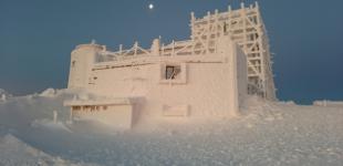 Обсерватория на горе Поп Иван полностью покрыта снегом и напоминает сказочный дворец