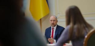 В Украине достаточно COVID-вакцин, нужно открывать новые центры для прививок - Шмыгаль