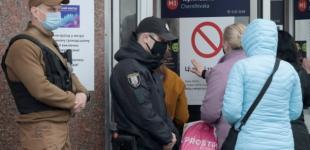 Маски та «ковідні документи»: Київ посилює контроль у транспорті