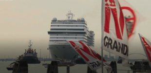 Жители Венеции вышли на акцию против возвращения круизных лайнеров