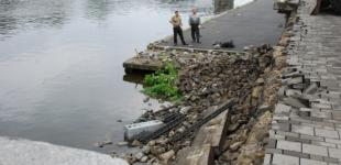 В Днипре из-за непогоды продолжает разрушаться набережная