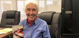 Вместе с Безосом в космический полет отправится 82-летняя летчица