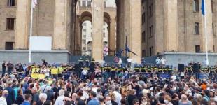 В Тбилиси сотни людей вышли на протест из-за смерти телеоператора, избитого противниками ЛГБТ