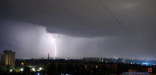 На вихідних в Україні очікуються дощі з грозами та спека, місцями до +36°