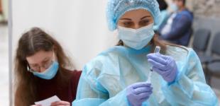 Українці зможуть робити третє щеплення після вакцинації двома дозами щонайменше 40% населення