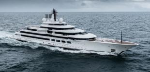 Золоті поверхні, вертолітні майданчики і навіть лікарня: The Sun показала супер'яхту путіна