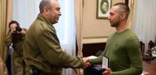 Захисник Зміїного, який послав російський корабель, повернувся додому