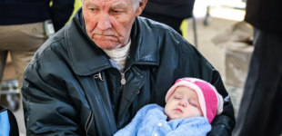 Відоме відео із соцмереж: В ЮНІСЕФ розповіли історію дідуся з онучкою в центрі для переселенців