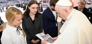 Папа Франциск зустрівся з дружинами захисників «Азовсталі»