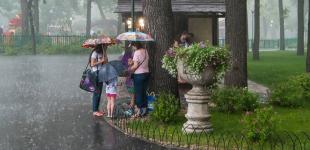 Жара в Украине ослабится, везде будут дожди: прогноз погоды на выходные