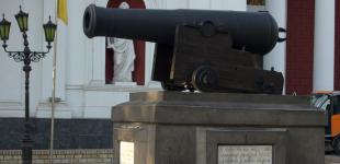 В Одесі із пам'ятника гармати зняли табличку 