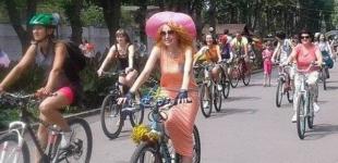 На шпильках и в платьях: в Кропивницком ко Дню матери устроили необычный велопробег