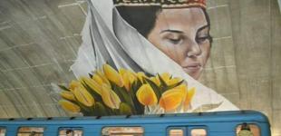 Метро Осокорки украсила крымскотатарская девушка с цветами