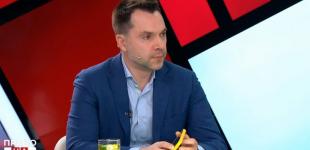 Обмеження на виїзд за кордон чоловікам можуть послабити — Арестович
