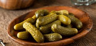 4 причины, почему в зимний сезон полезно есть соленые огурцы
