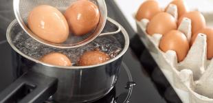 Почему яйца нельзя варить слишком долго