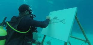 Кубинский художник рисует картины в необычном месте