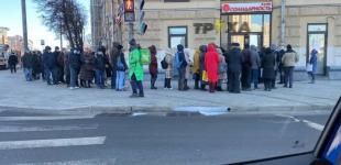 Долари закінчуються дуже швидко: росіяни штурмують обмінники