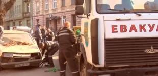 С улиц Львова начали убирать заброшенные авто