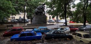 В Одессе ливень сносил машины и разворотил коллектор