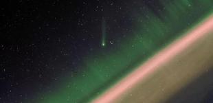 Комету Леонарда засняли на фоне полярного сияния