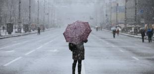 Киев накроет мокрый снег, на дорогах - гололедица