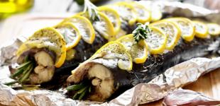 Лениво, просто, полезно: ТОП-3 рецепта запеченной скумбрии
